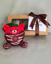 Cargar imagen en el visor de la galería, squishy en forma de fresa y caja de 6 fresas decoradas