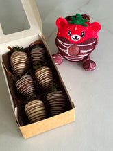 Cargar imagen en el visor de la galería, squishy en forma de fresa y caja de 6 fresas decoradas