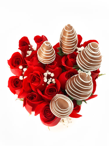 Corazón de rosas con 4 fresas